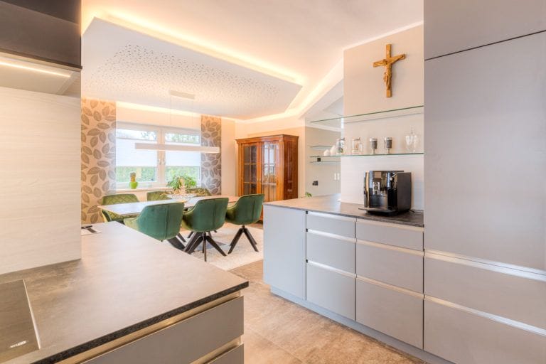 Großzügige Küchenzeile wird bequemes Arbeiten.