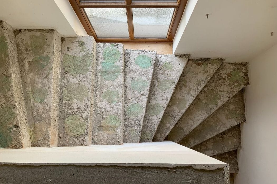 Treppe und Fenster vor der Neugestaltung