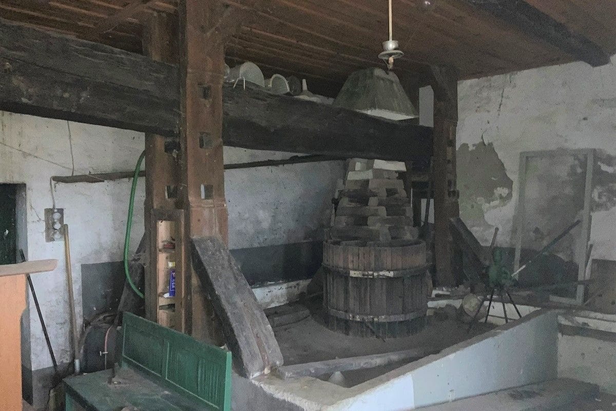 Weinpresshaus mit alter Presse