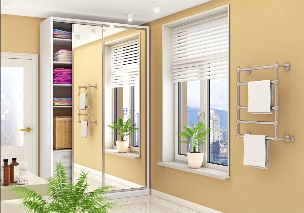 Spiegelschrank neben Fensteri m Bad