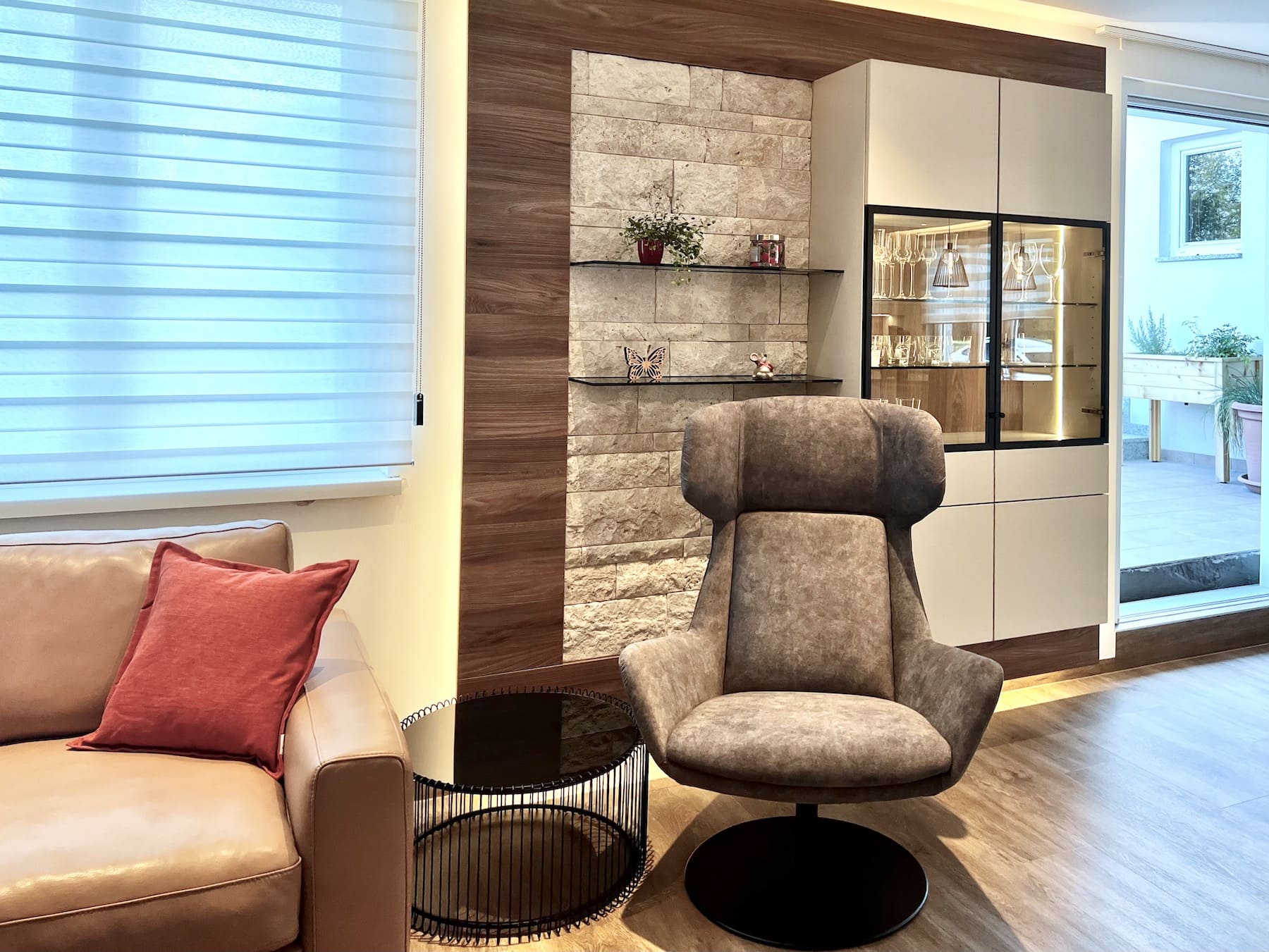 Moderner Sessel und Wandgestaltung