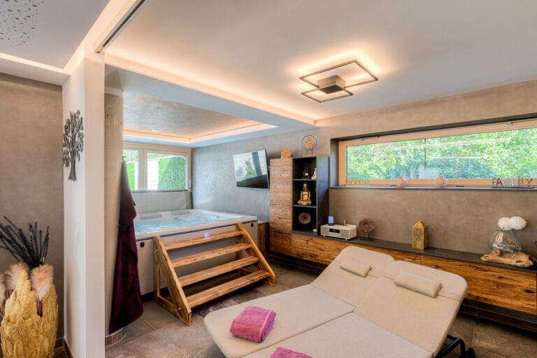 Ruhezone mit Jacuzzi und TV