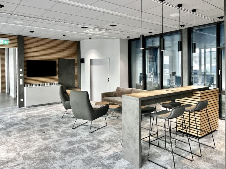 Sitzecke und Bar im Schauraum