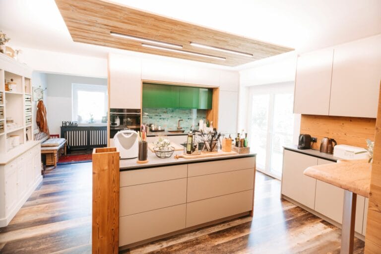 Kücheninsel inmitten vom Raum