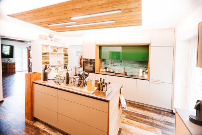 Neues Küchendesign kombiniert mit Altholz und antiker Vitrine