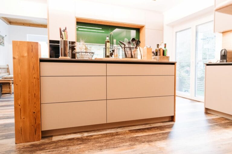 Kpcheninsel mit vielen Schubladen