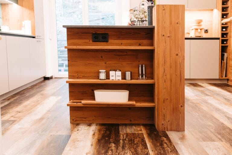 Seitenregal an Kochinsel mit Kräuterturm