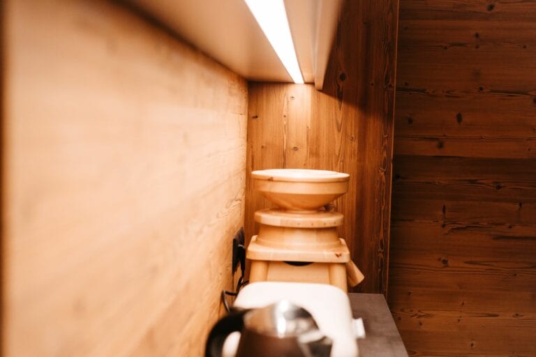 Indirekte Beleuchtung über Küchenzeile mit Kornmahlgerät