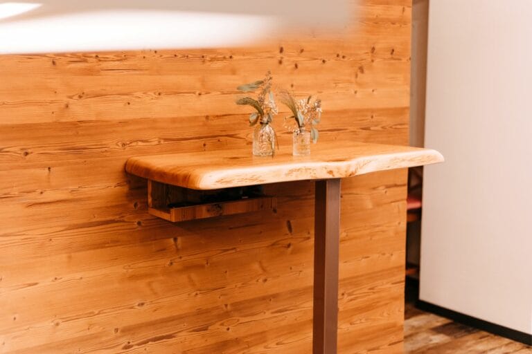 Holztischchen mit Handyladefach