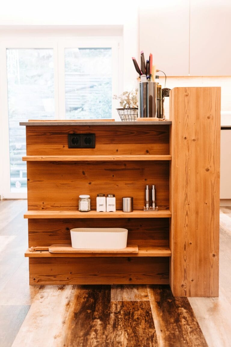 Seitenregal an Kochinsel mit Kräuterturm