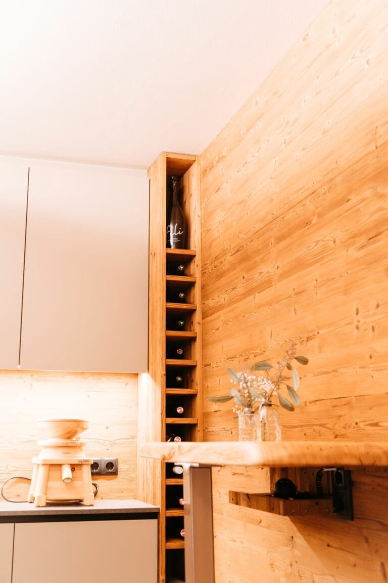 Regaleinbau für Flaschen in alter Küche