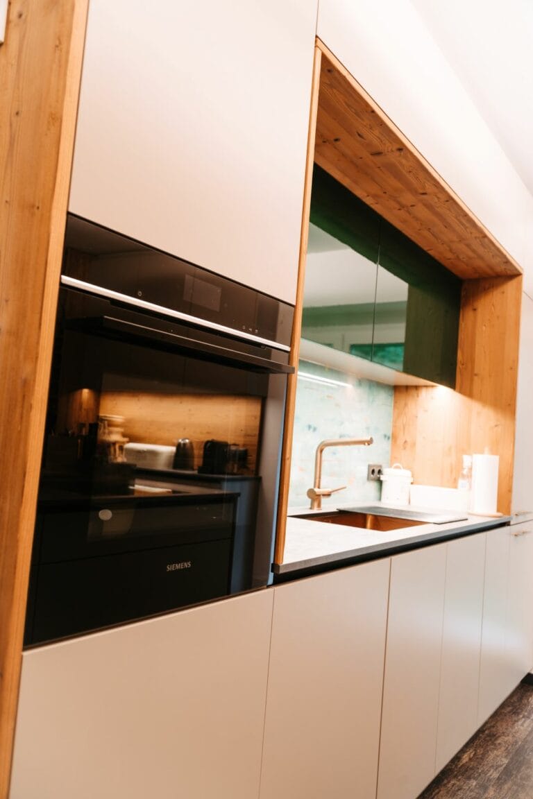 Neue Küchenzeile mit Kupferspülbecken