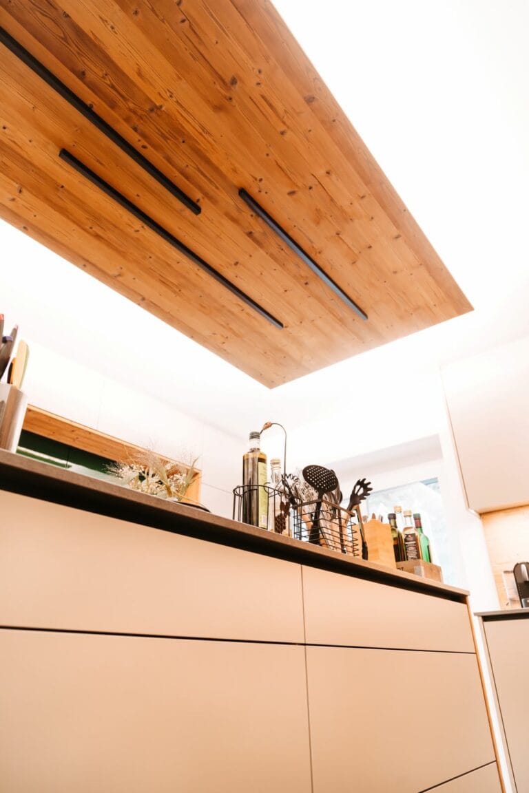 Abgehängte Küchendecke über Kochinsel mit indirekter Beleuchtung