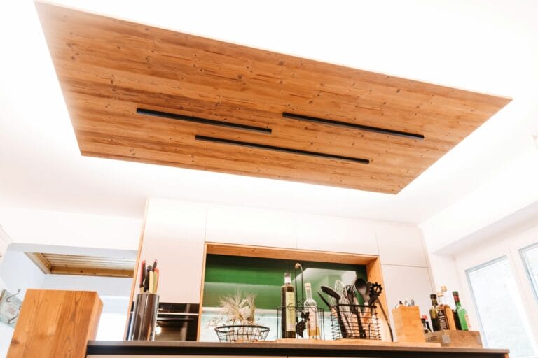 Unteransicht der abgehängten Holzdecke in Küche