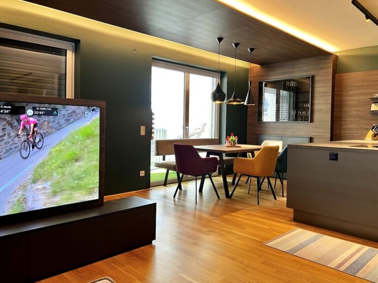 Deckenverbindung von Ess- und Wohnbereich in Wels