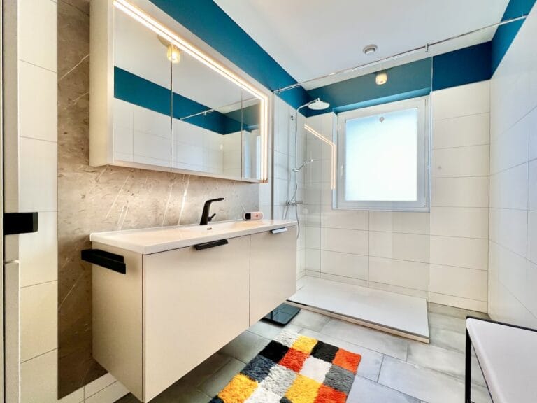 Badezimmer mit Dusche und Waschtisch