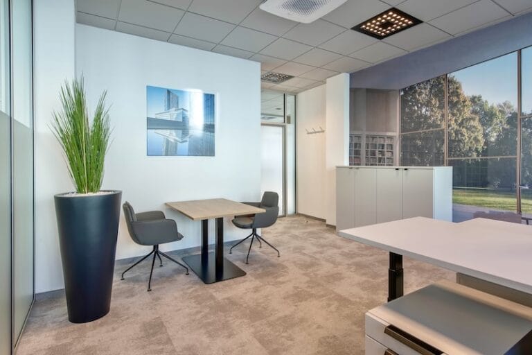 AluKönigStahl modernes Büro mit Fototapete und Besprechungstisch.