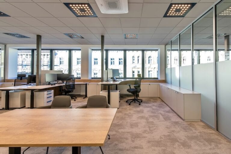 AluKönigStahl modernes Großraumbüro mit Glastrennwänden in Seitenansicht