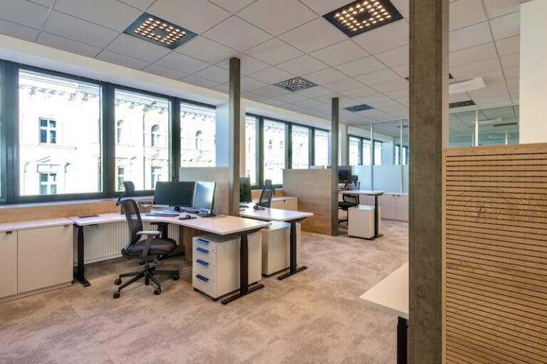 AluKönigStahl Innenansicht modernes Großraumbüro mit Glastrennwänden