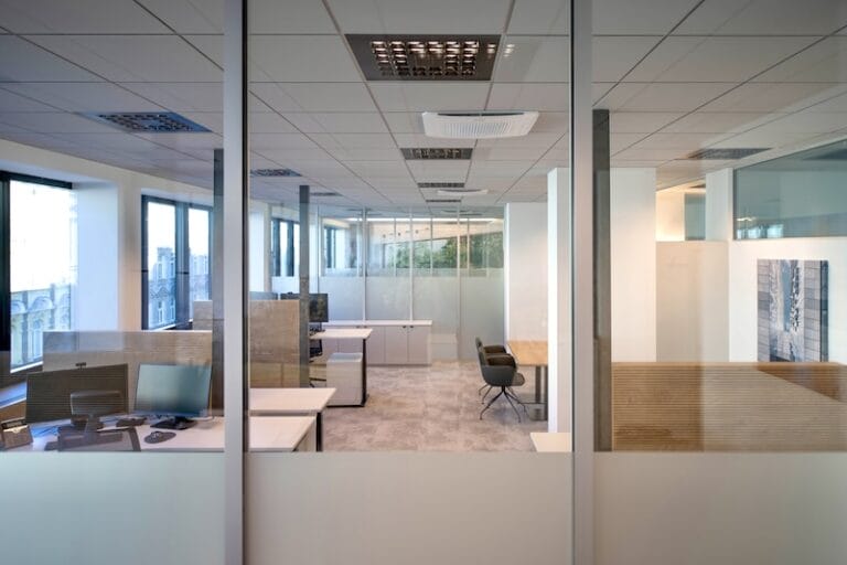 AluKönigStahl modernes Großraumbüro mit Glastrennwänden