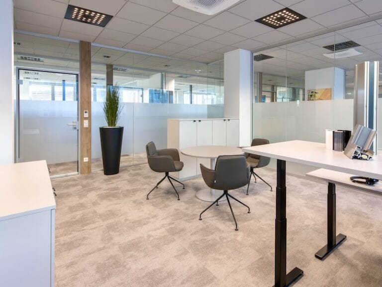 AluKönigStahl neue helle Büros mit verstellbaren Schreibtischen und Besprechungszone