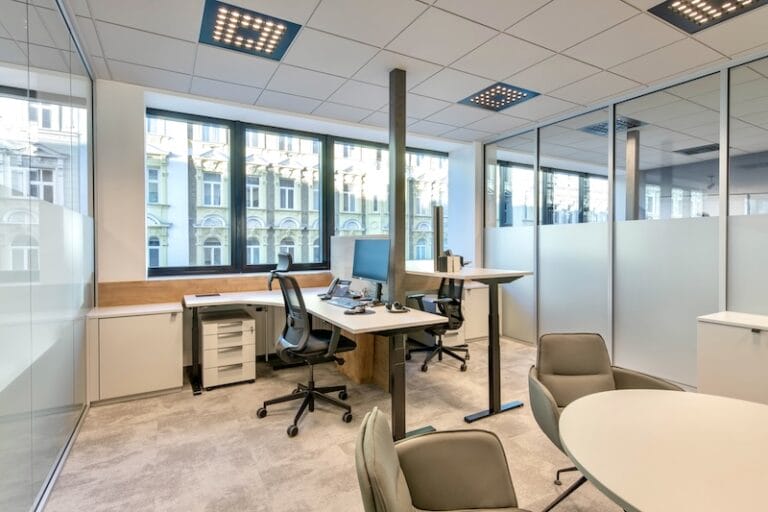 AluKönigStahl neuer, heller Büroraum mit Glastrennwänden