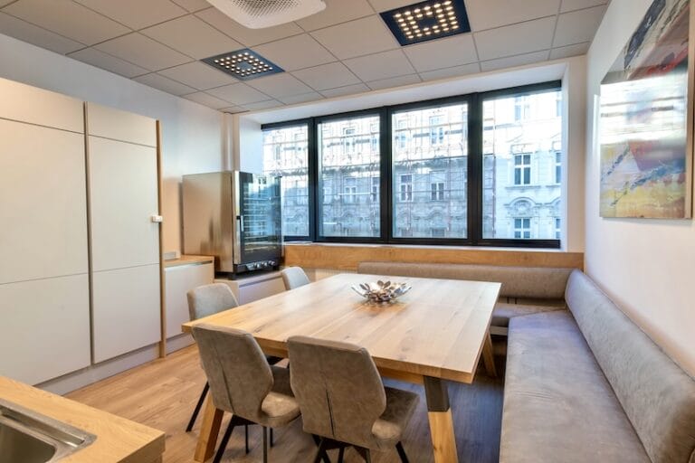 Helle, große Küche mit großer Fensterfront