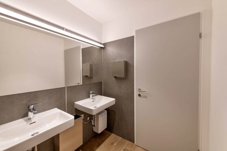 Neue Toilettenräume bei AluKönigStahl