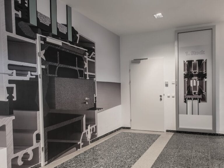 Futuristisch anmutender Eingang der Fa. AluKönigStahl, Wien