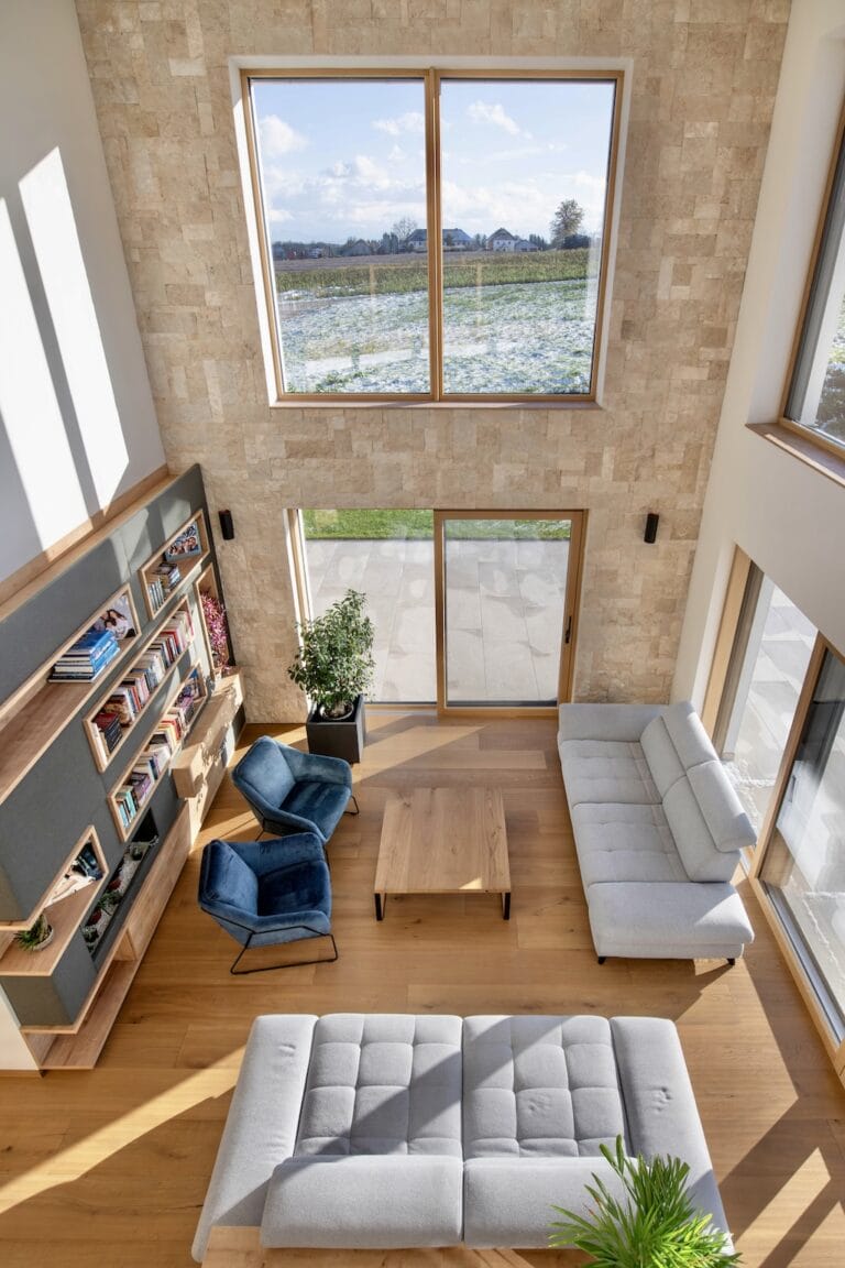 Blick von Galerie ins Wohnzimmer