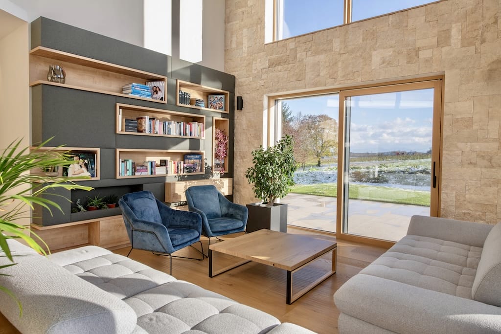 Blick ins Wohnzimmer und auf den Wandverbau