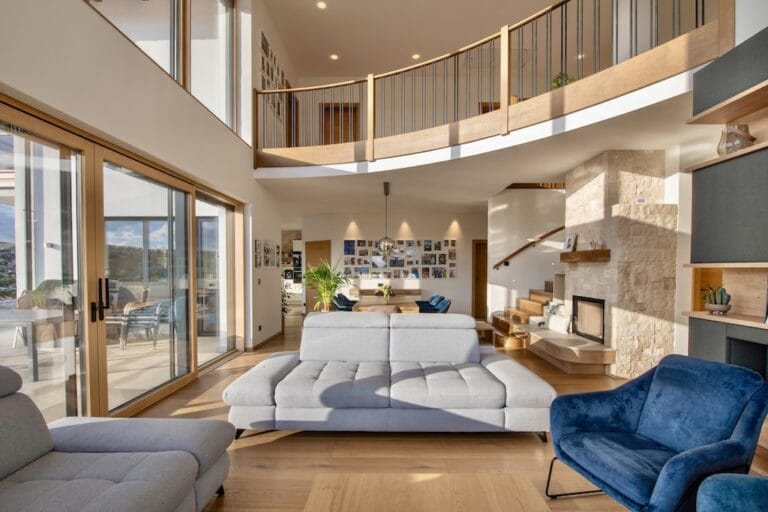 Wohnzimmer mit Blick auf Galerie