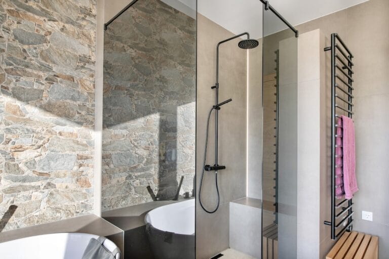 Dusche vor Wand in Steinoptik