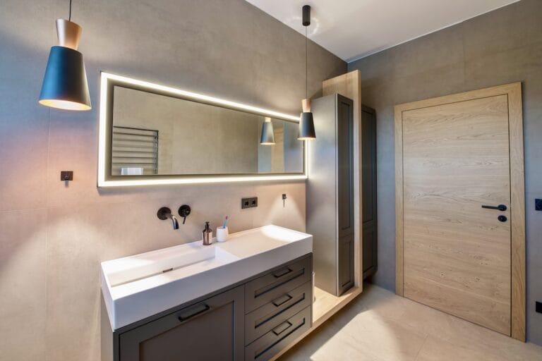 Waschtisch mit großem Spiegel