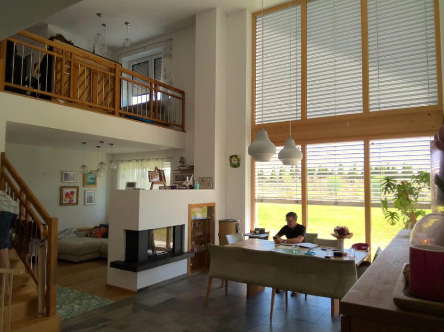 Hoher Raum mit Galerie ohne Raumtrennung und Akustiklösung vor dem Umbau