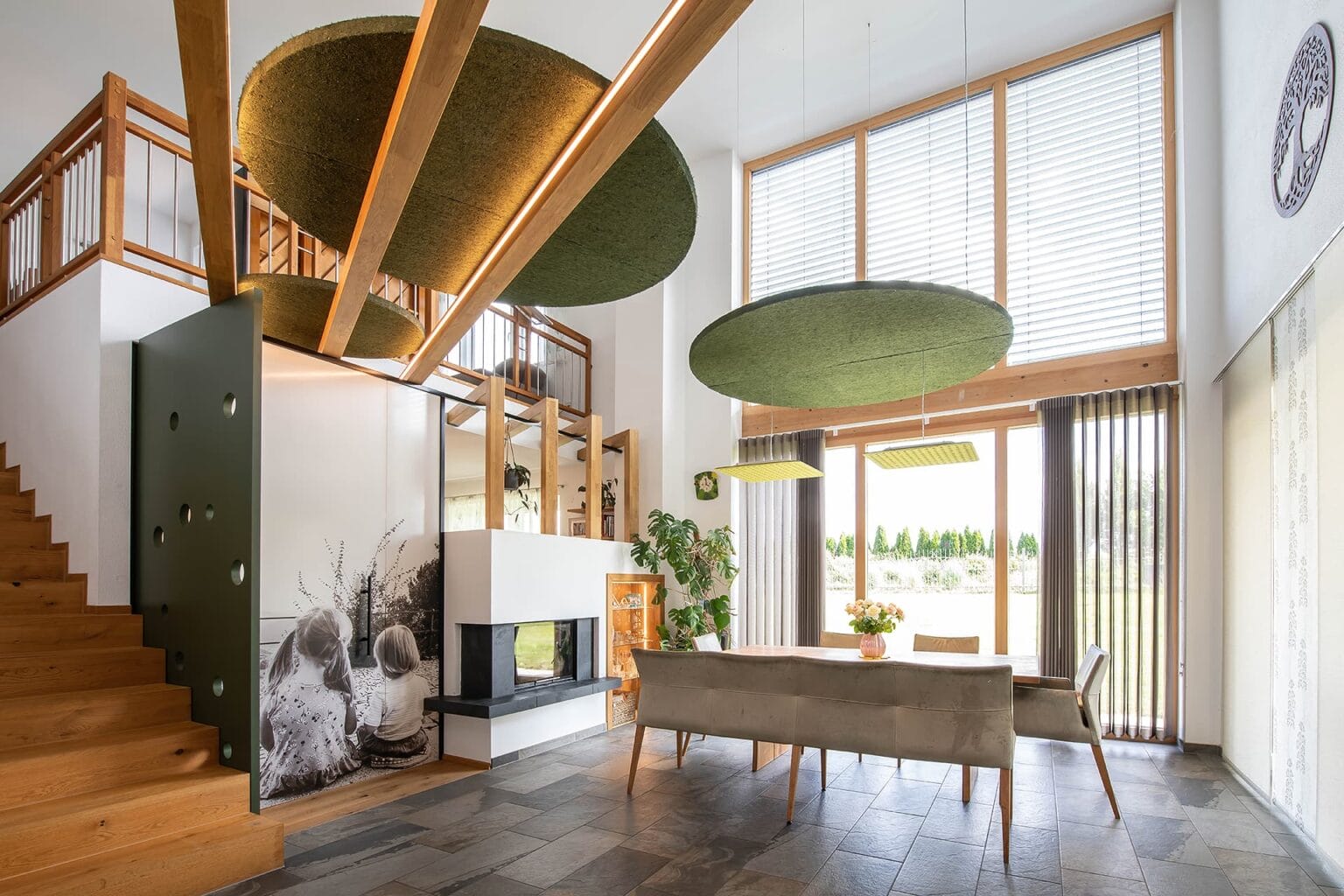 Kreative Schall- und Platzlösung für offenen Raum mit Galerie.