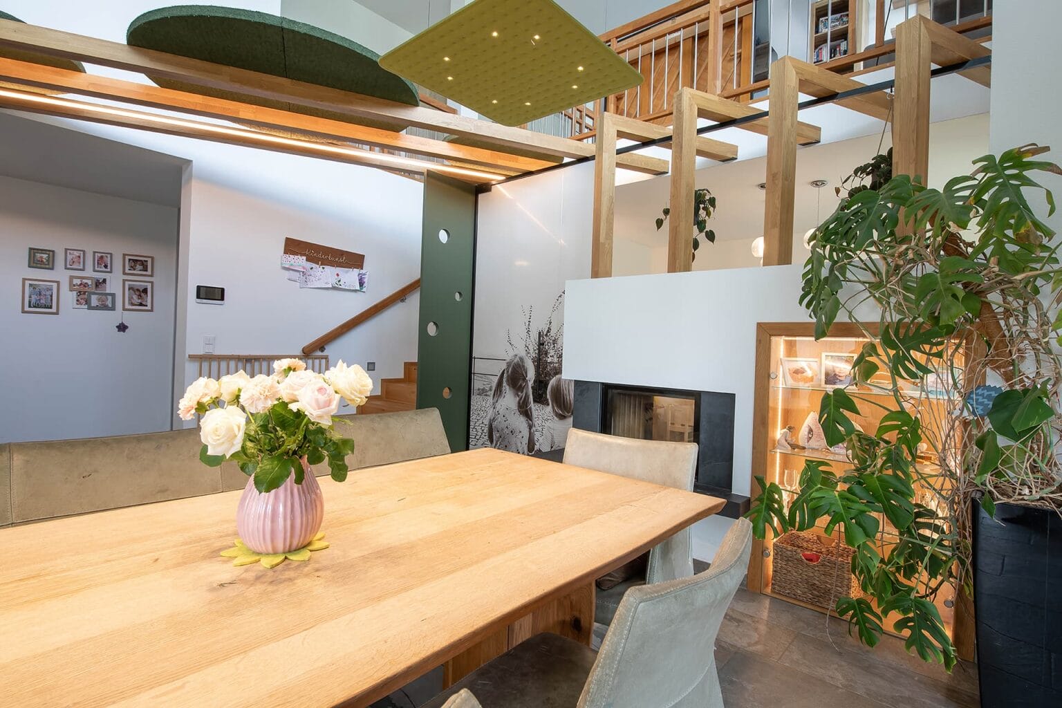 Kreative Raumtrennung und Akustiklösung von Horst Steiner Innenarchitektur für Wohn-/Esszimmer mit Galerie.