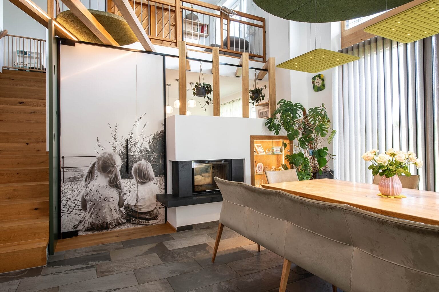 Kreative Raumtrennung und Akustiklösung von Horst Steiner Innenarchitektur für Wohn-/Esszimmer mit Galerie.