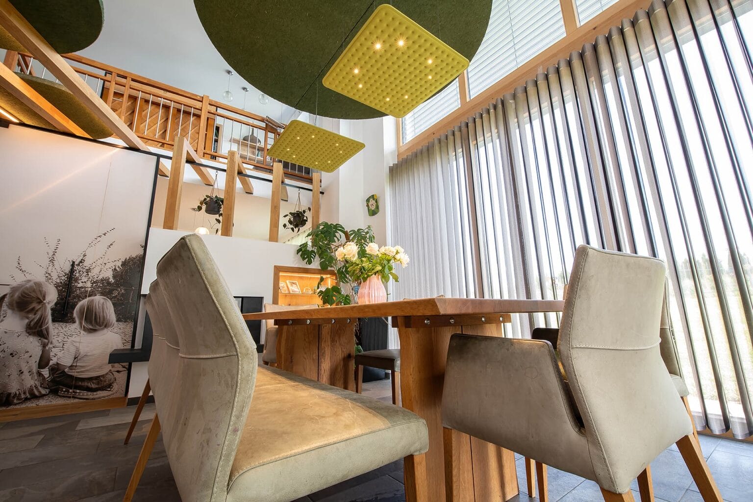 Kreative Raumtrennung und Akustiklösung von Horst Steiner Innenarchitektur für Wohn-/Esszimmer mit Galerie.