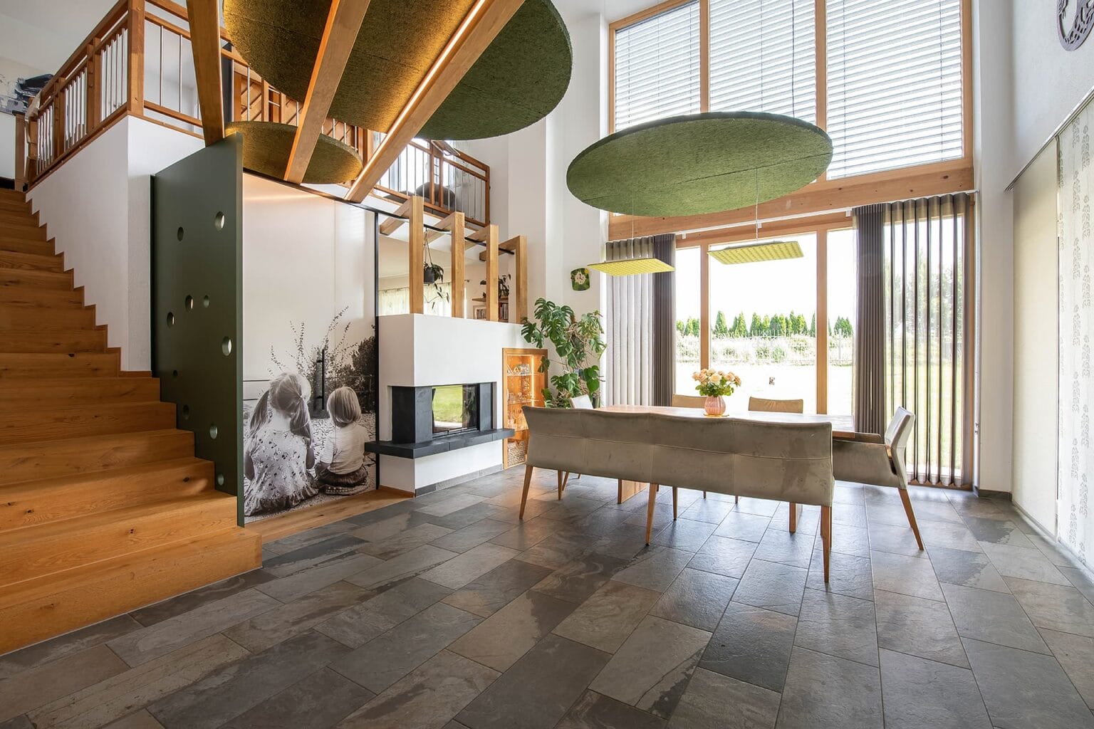 Kreative Schall- und Platzlösung für offenen Raum mit Galerie.