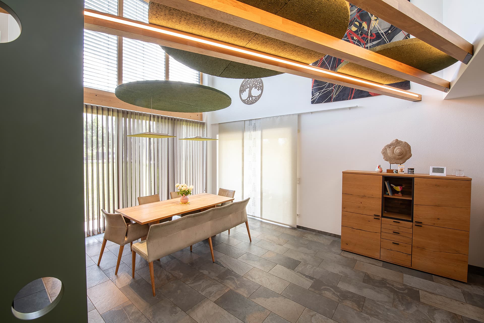 Akustiklösung mit Filzscheiben in hohem Raum